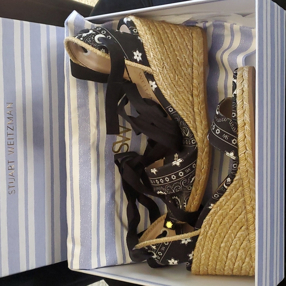 Stuart Weitzman sz 7.5 illeana black bandana print sandals.